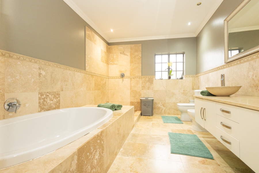 5 Bedroom Property for Sale in Vierlanden Western Cape